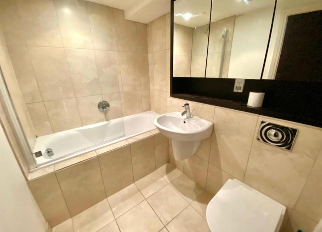 Lovely 1 Bedroom Apartment With Free Parking & Gym Kirkburton Zewnętrze zdjęcie