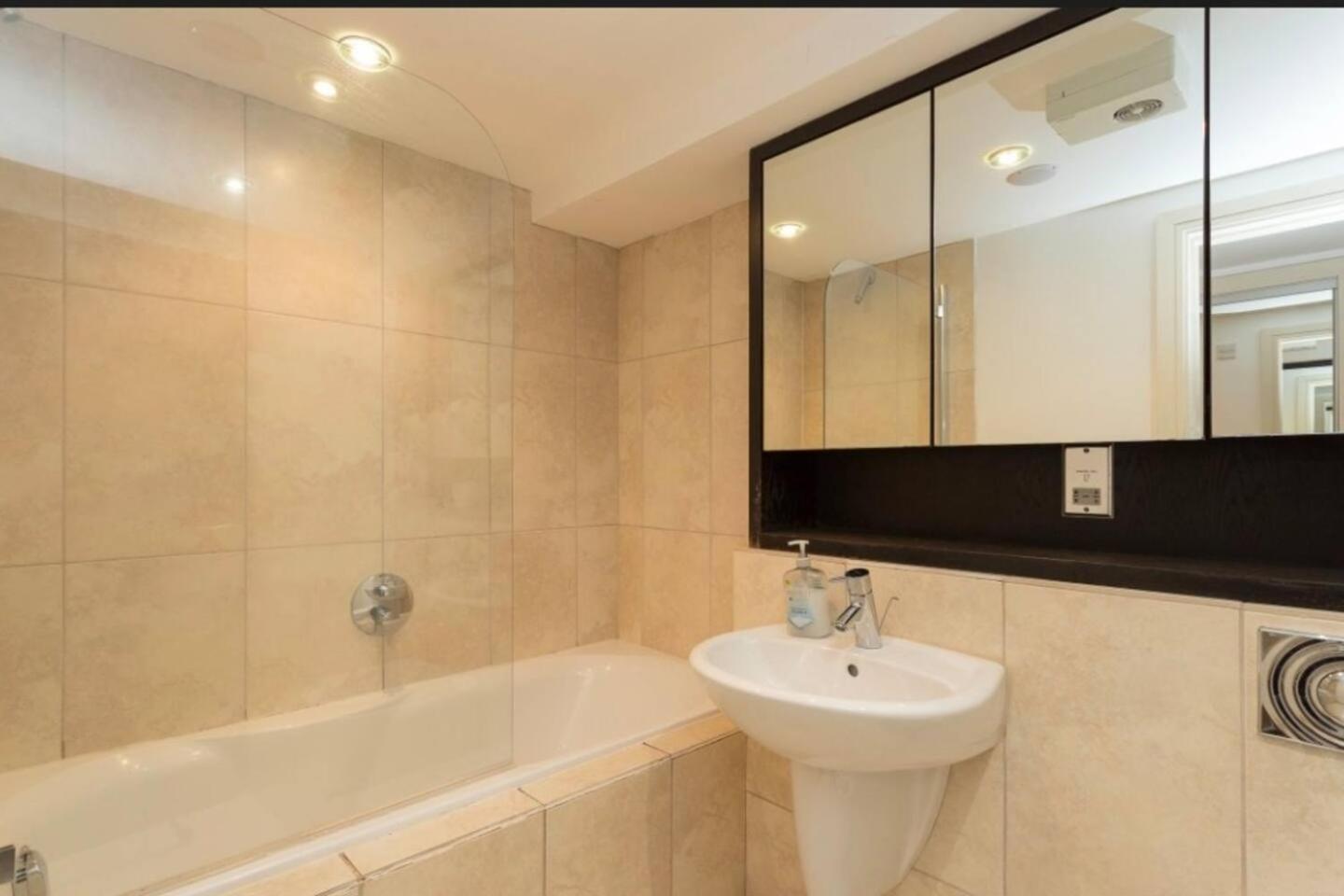 Lovely 1 Bedroom Apartment With Free Parking & Gym Kirkburton Zewnętrze zdjęcie