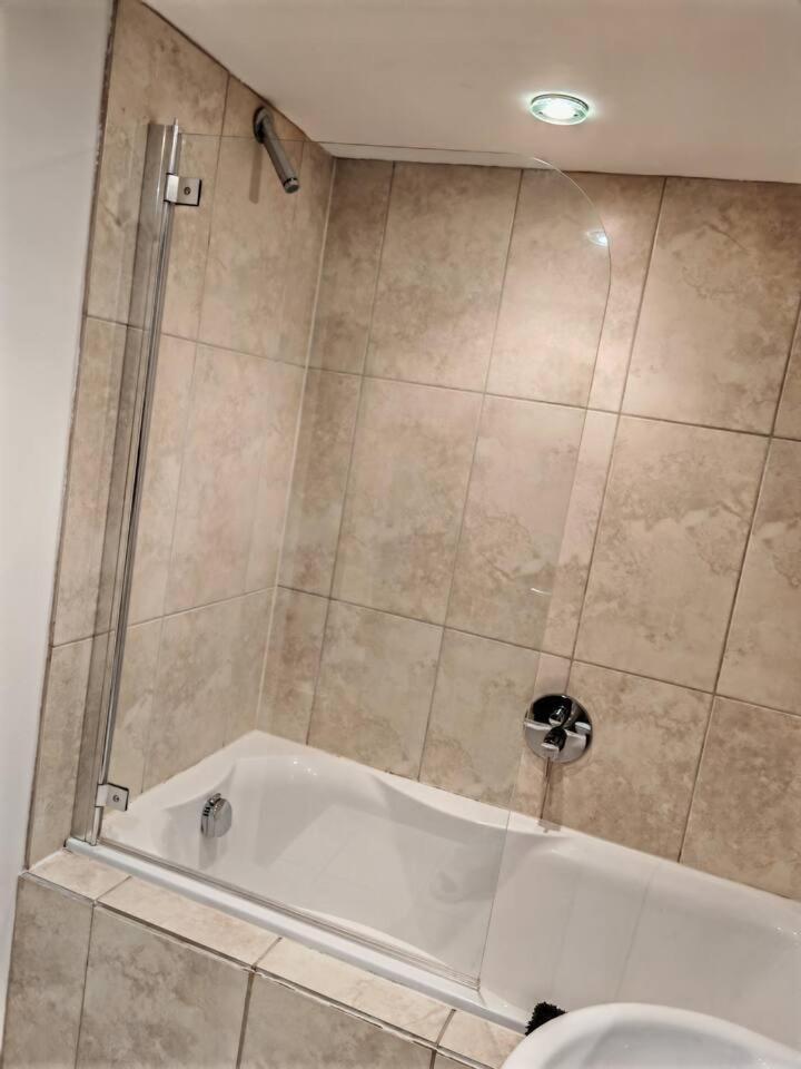 Lovely 1 Bedroom Apartment With Free Parking & Gym Kirkburton Zewnętrze zdjęcie