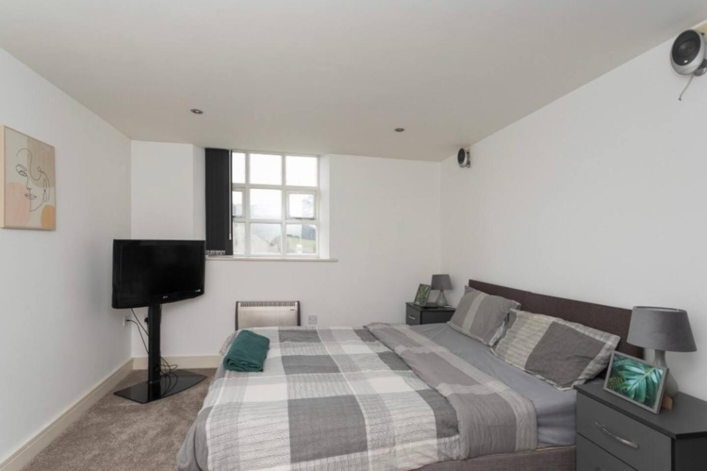 Lovely 1 Bedroom Apartment With Free Parking & Gym Kirkburton Zewnętrze zdjęcie