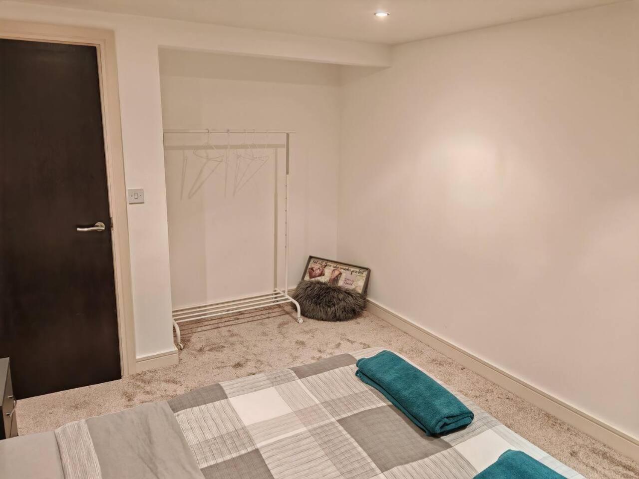 Lovely 1 Bedroom Apartment With Free Parking & Gym Kirkburton Zewnętrze zdjęcie