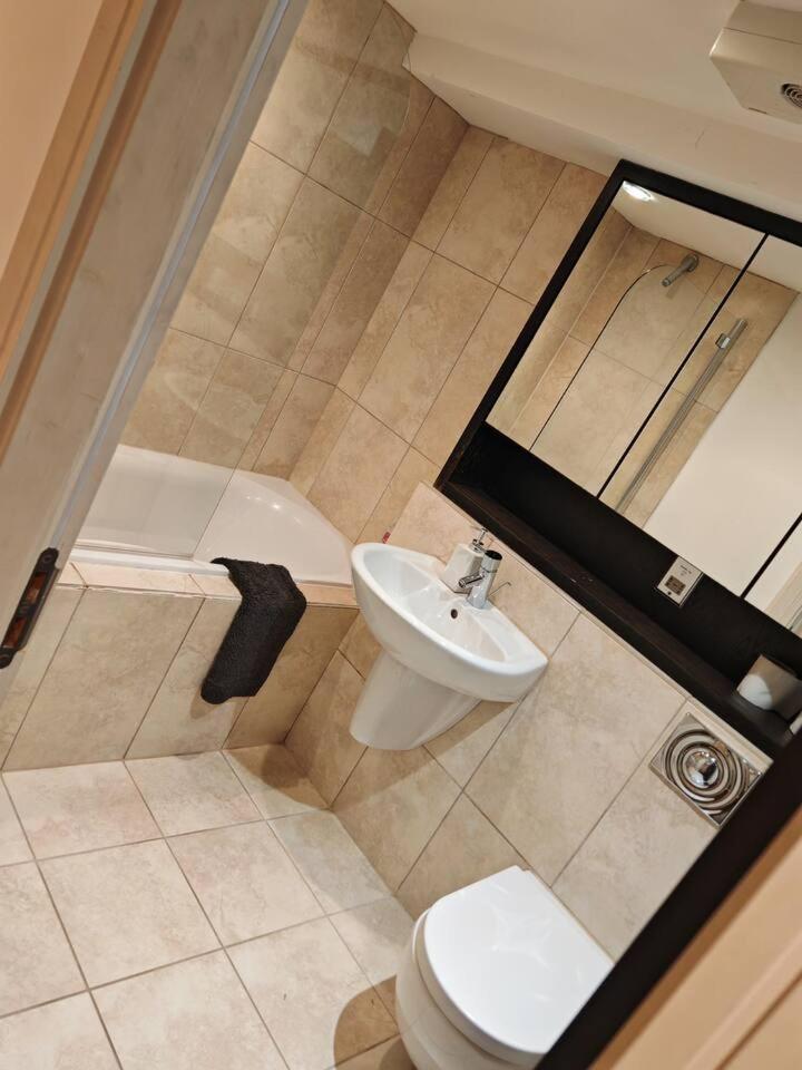 Lovely 1 Bedroom Apartment With Free Parking & Gym Kirkburton Zewnętrze zdjęcie