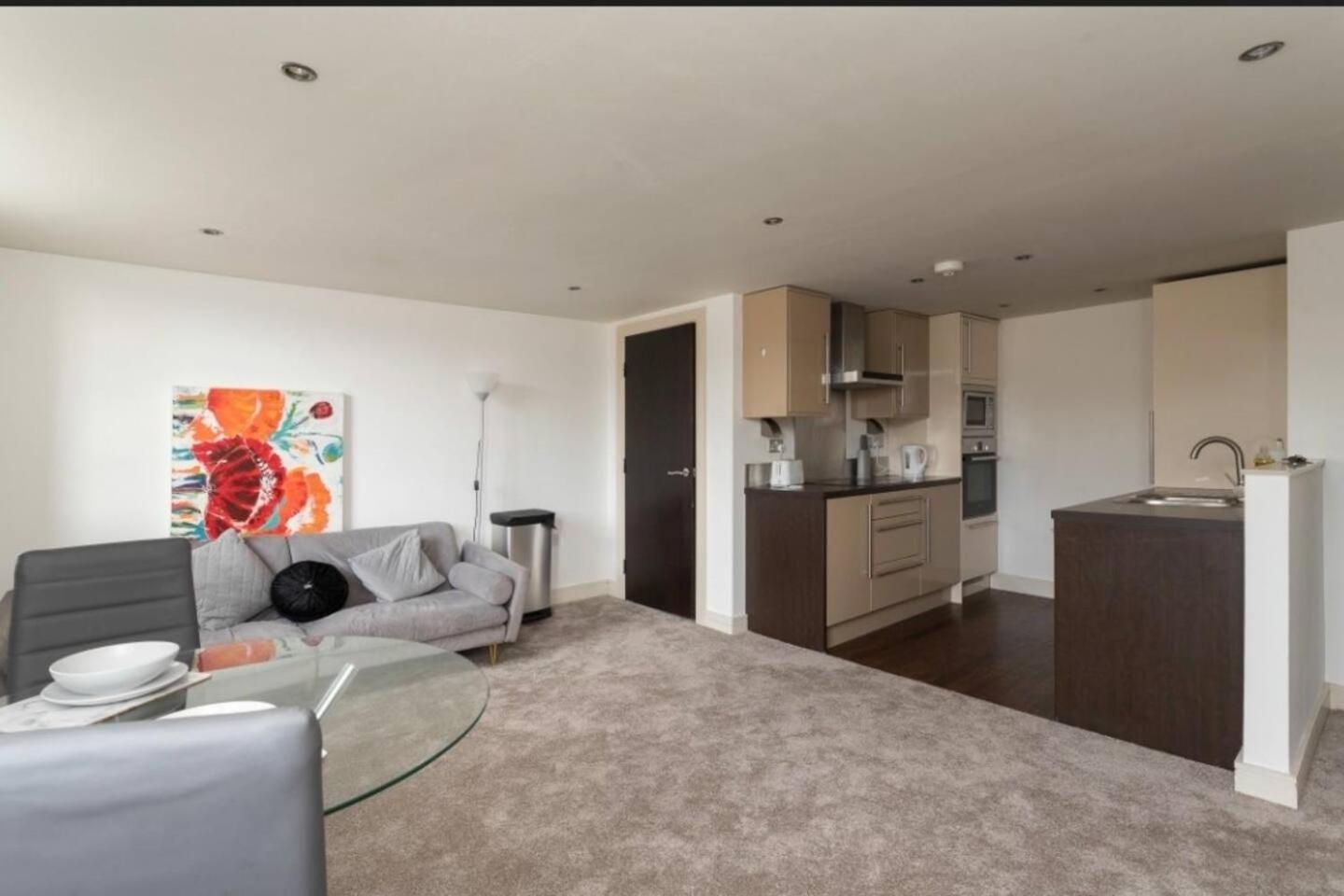 Lovely 1 Bedroom Apartment With Free Parking & Gym Kirkburton Zewnętrze zdjęcie
