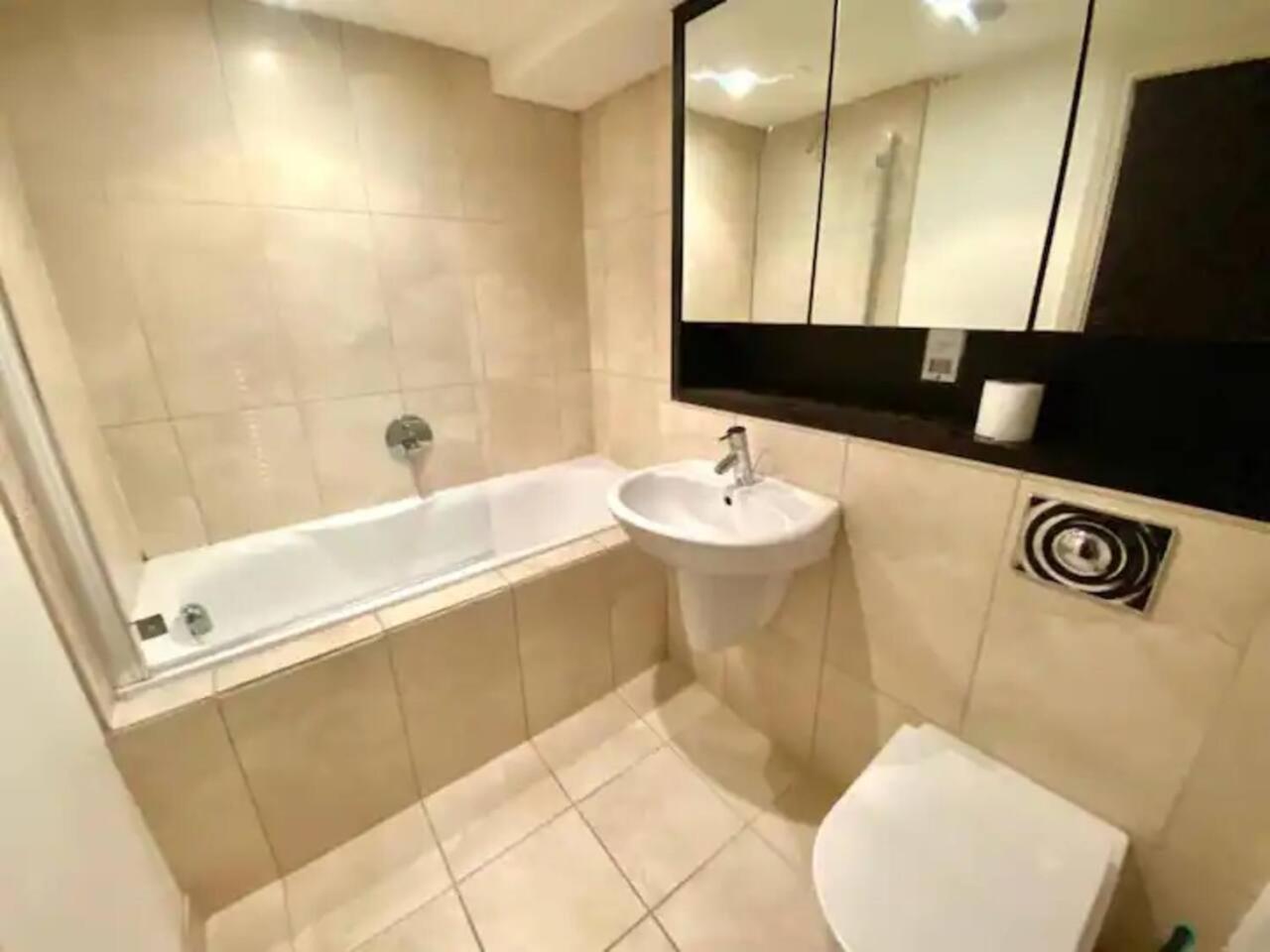 Lovely 1 Bedroom Apartment With Free Parking & Gym Kirkburton Zewnętrze zdjęcie