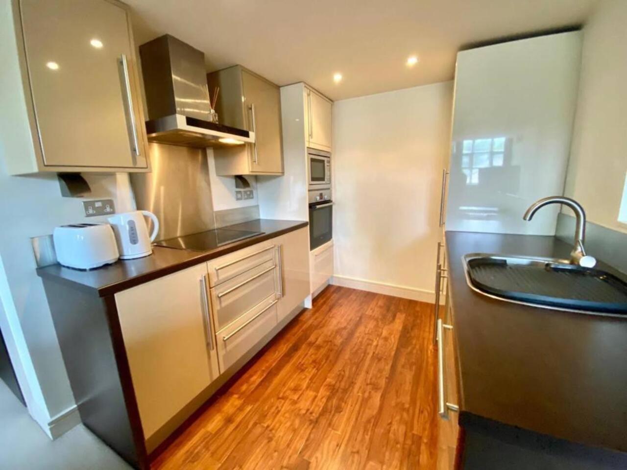 Lovely 1 Bedroom Apartment With Free Parking & Gym Kirkburton Zewnętrze zdjęcie