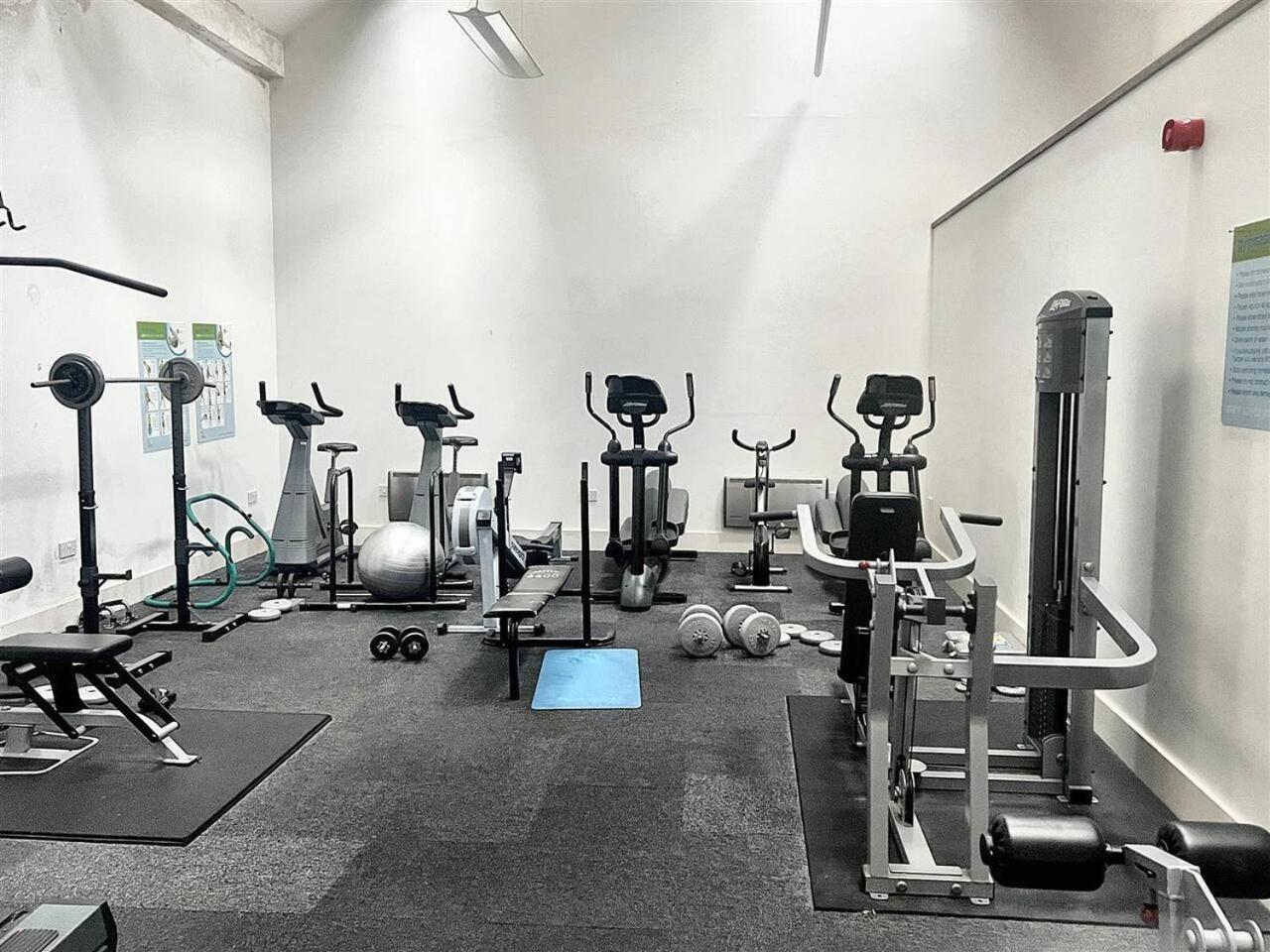 Lovely 1 Bedroom Apartment With Free Parking & Gym Kirkburton Zewnętrze zdjęcie